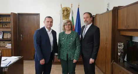 Пенчо Милков, Боянка Димитрова и Кирил Черкезов подписаха новия Колективен трудов договор, който ще действа следващите две години.				Снимка: Община Русе