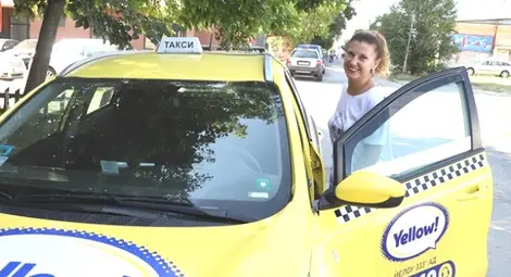 Таксиметровият шофьор Миролюба Бенатова, която не се срамува да застава очи в очи с публиката Таксиметровият шофьор Миролюба Бенатова, която не се срамува да застава очи в очи с публиката