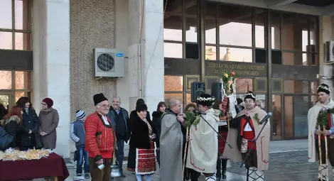 Кметът Пламен Стоилов стана цар на коледарите