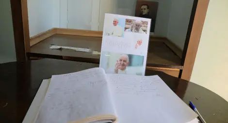 Епископ Страхил Каваленов: Папа Франциск беше светла личност не само заради белите си дрехи. Помолих го да се моли за баща ми и той го направи, а баща ми оздравя