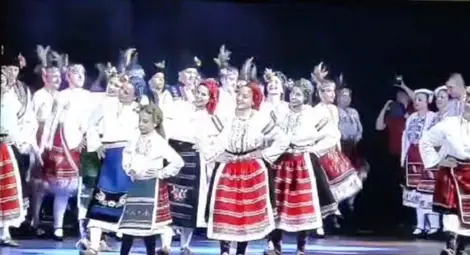 Малката Вали, която танцува наравно с големите: Изморена съм, но когато чуя тъпана, скачам и заигравам!