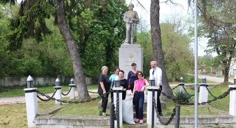 Предпразнично почистиха исторически паметници в Русенско по инициатива на областния управител Драгомир Драганов Предпразнично почистиха исторически паметници в Русенско по инициатива на областния управител Драгомир Драганов