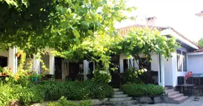 Задругата на майсторите кани  на Петковденската си изложба