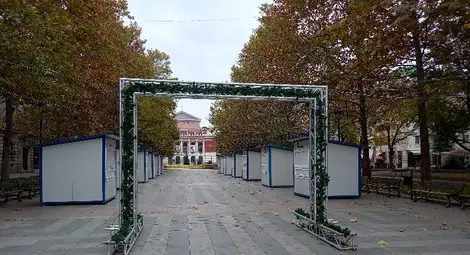 Коледният базар на ново място, с арка и по-малко павилиони Коледният базар на ново място, с арка и по-малко павилиони