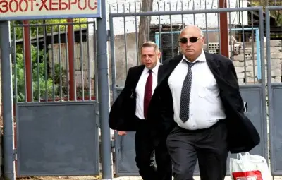 Цар Киро на меден месец в чужбина