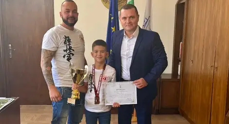Кметът Пенчо Милков награди малките каратисти от СК &bdquo;Бушин" за триумфа им в Букурещ