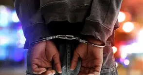 Заспал на улицата се събуди с белезници заради дрога в джобовете