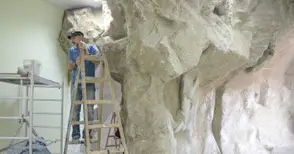 Майстори на холивудски декори  ваят сталактити в пещера в музея