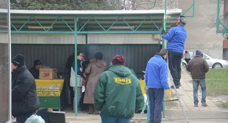 Монтират сенник за 10 тараби на пазарчето &bdquo;Здравец Изток&ldquo;