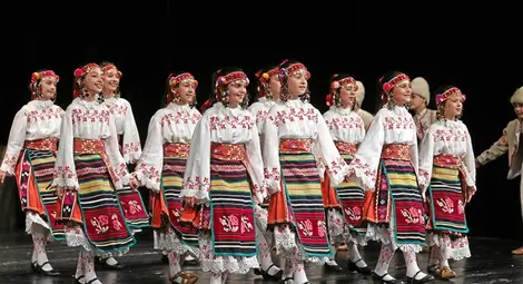 С мед ли посрещате децата ни, питат родители на бързащи за репетиции на &bdquo;Зорница&ldquo; момичета и момчета