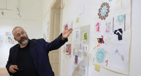 Йоаний показва рисунките на своите ученици.                                   Снимка: Красимир СТОЯНОВ