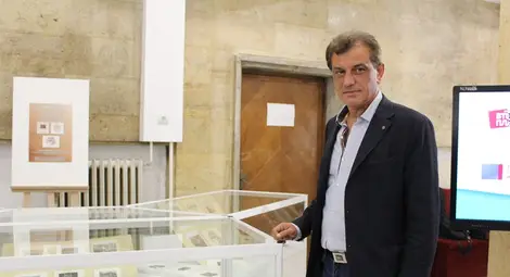 Европейски графици изобразяват различни азбуки в екслибриси