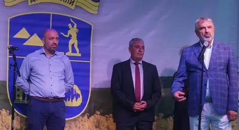 Две могили отбеляза 55 години от обявяването си за град