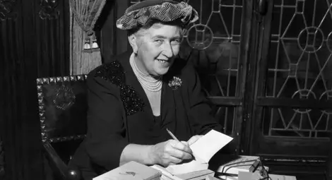 Чаша сметана за скъпата стара дама, моля Чаша сметана за скъпата стара дама, моля