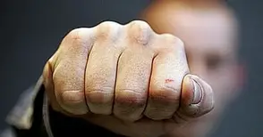 Трудно разминаване на тесен път завърши с юмрук през прозореца