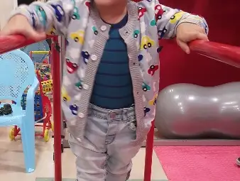 Лечение в чужбина дели 3-годишния Боби от мечтаното прохождане