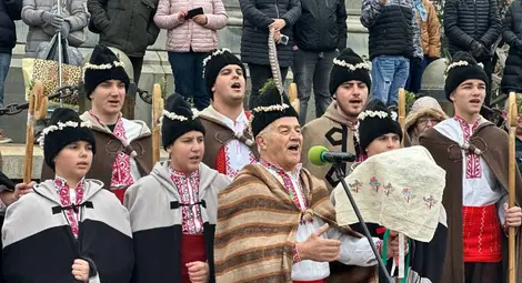 Кметът Пенчо Милков и коледарите благословиха Русе за здрава и успешна година