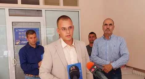 "Републиканци за България" символично избраха седалище срещу офис на ГЕРБ в Русе /галерия/ "Републиканци за България" символично избраха седалище срещу офис на ГЕРБ в Русе /галерия/