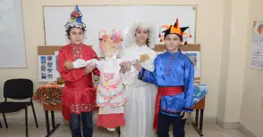 Скоморохи и танцьори прогониха  Зимата в Европейското училище