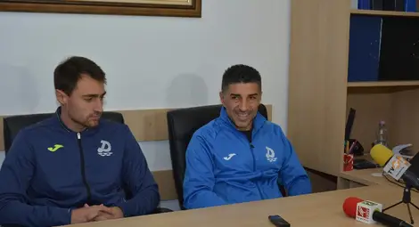 Старши треньорът на &bdquo;Дунав&ldquo; Малин Орачев покани на пресконференцията и едни от основните играчи в отбора Васко Шопов.                                                                           Снимка: Бисер ТОДОРОВ