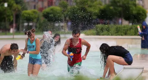 Слънчево и горещо