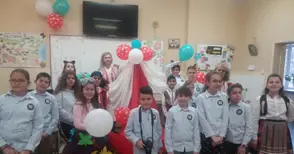 Четвъртокласници от „Възраждане“ измайсториха огромна мартеница