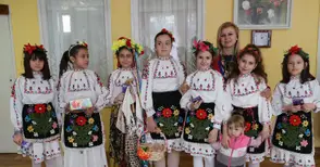 Закичени с цвете девойки обиколиха с песни Николово