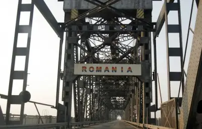 Румънски работник падна от Дунав мост