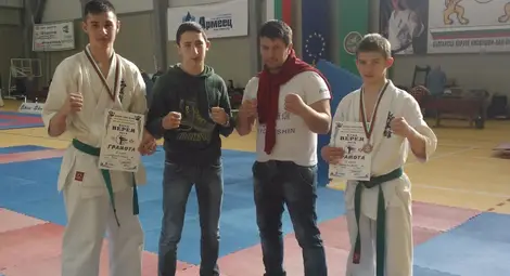 Каратисти на &bdquo;Ипон&ldquo; втори и трети на &bdquo;Верея&ldquo;