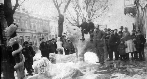 Сладкар с трето отделение превръщал  Русе в уникална снежна арт галерия