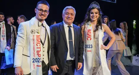 Валентина Иванова и Григор Тодоров с ректора акад. Христо Белоев. Цветомир ЦВЕТАНОВ, Ruse Photo News Валентина Иванова и Григор Тодоров с ректора акад. Христо Белоев. Цветомир ЦВЕТАНОВ, Ruse Photo News