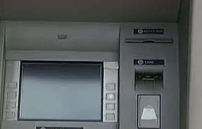 Посегнаха с отвертка на банкомат в Две могили