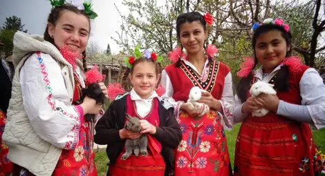 Малки момичета наричаха  за здраве и сполука в Иваново