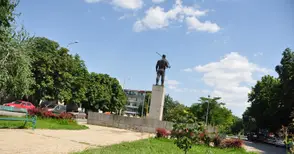 Пиян се блъсна призори в паметника на Караджата