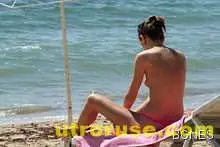 И спасители против монокините на плажа И спасители против монокините на плажа