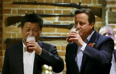 Дейвид Камерън и китайския президент Си Дзинпин на картофки с бира в лондонска кръчма