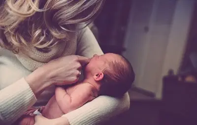 Учени обясниха защо жените дундуркат бебетата си в лявата ръка Учени обясниха защо жените дундуркат бебетата си в лявата ръка