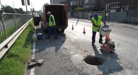 Капак на шахта проби резервоара на  румънски камион на булевард &bdquo;Друм бум&ldquo;