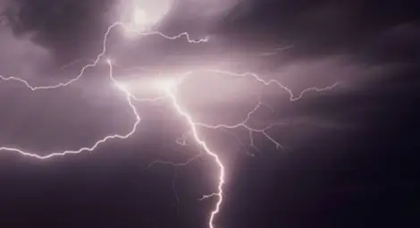 Фронтална зона носи нови бури и градушки днес