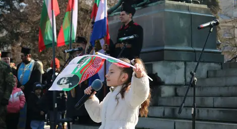 Стотици русенци отбелязаха пред Паметника на свободата националния празник на България – 3 март Стотици русенци отбелязаха пред Паметника на свободата националния празник на България – 3 март