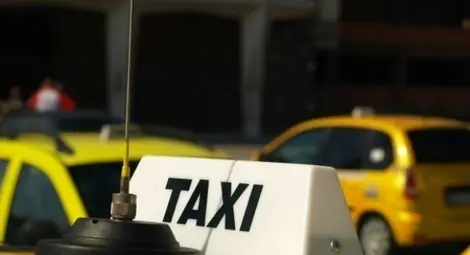 Таксиметров шофьор возил пътници с отнета книжка