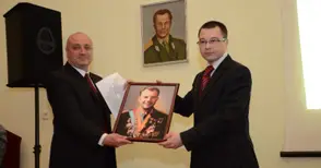 Портрет на Юрий Гагарин украси Механото за празника