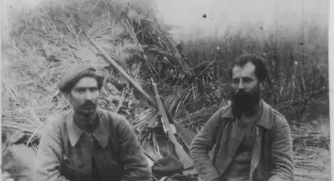 Даме Груев (вдясно) и Санде Китанов снимани от американския журналист Алберт Сониксен близо до Кукуш през октомври 1906. Това е последната известна снимка на двамата. Груев и Китанов загиват в сражение с аскер на 23 декември същата година.