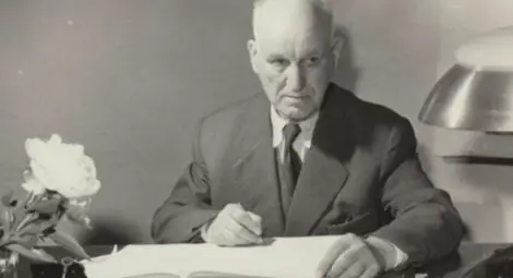 Николай Лилиев в кабинета си в Народния театър Снимка: Национален литературен музей