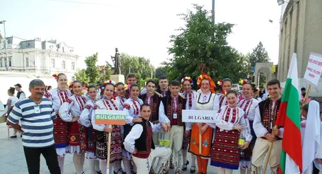 С дефиле на български народни носии  &bdquo;Зора&ldquo; впечатли румънски фестивал