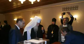 Патриарх Неофит гласува в българското посолство в Москва
