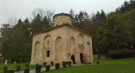 Уникалната за страната черква във формата на правилен куб.