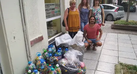 Работещите в &bdquo;Геяна&ldquo; си направиха труда дори да донесат капачките на крака в редакцията на &bdquo;Утро&ldquo;. Снимка: Георги ХРИСТОВ