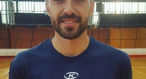 Виктор Костадинов тренира за футболна кариера