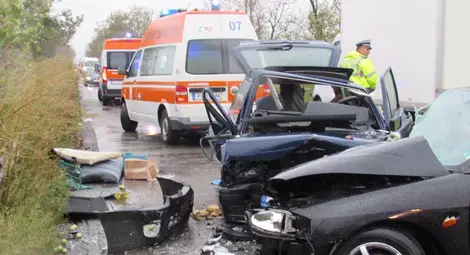 Трима пострадаха в челен удар след безумно изпреварване